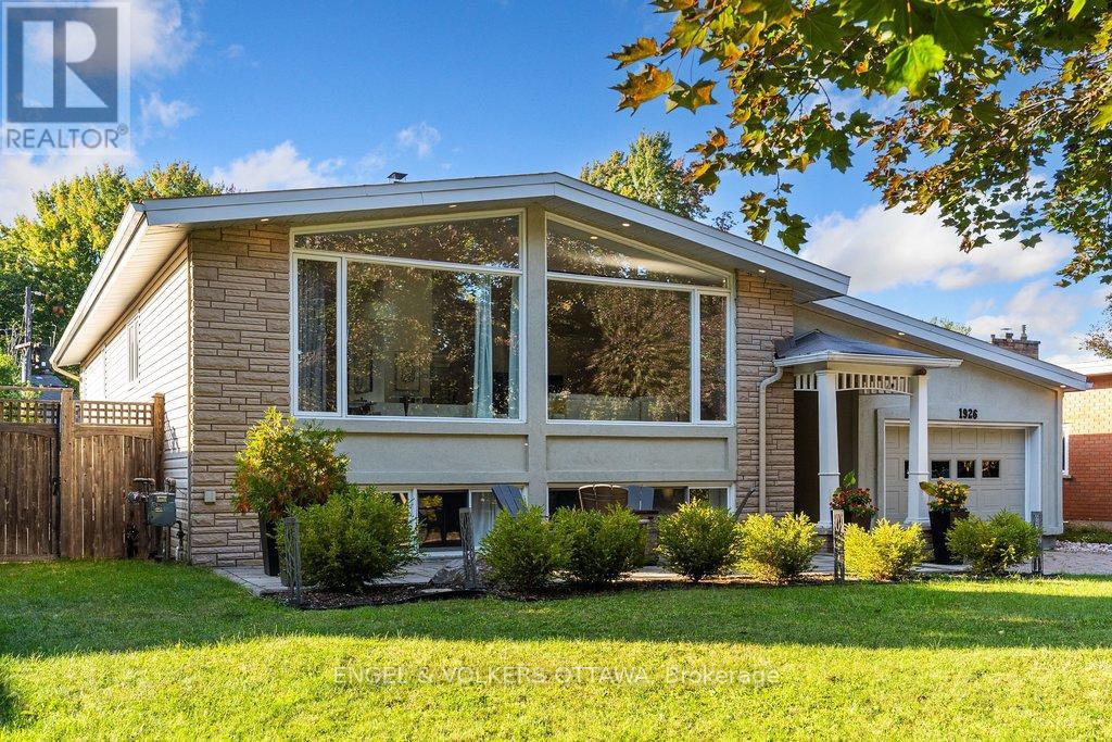 1926 RIDEAU GARDEN DRIVE - 2