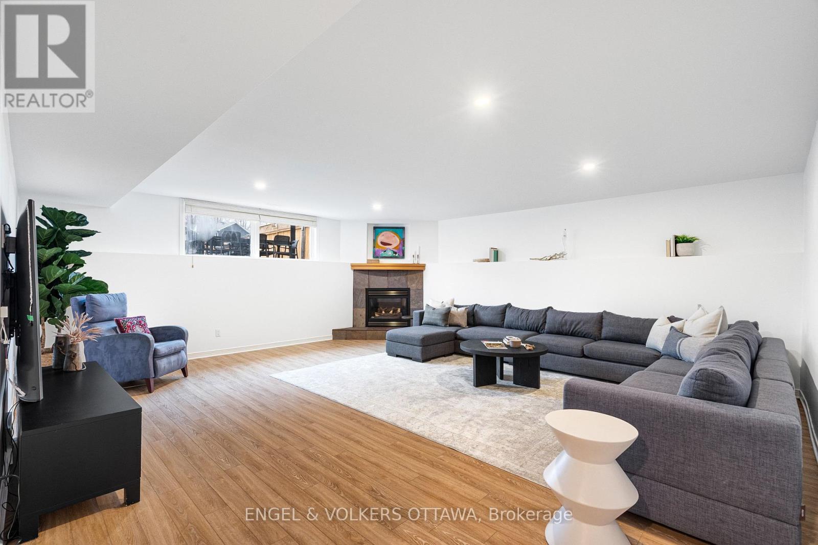 1926 RIDEAU GARDEN DRIVE - 32