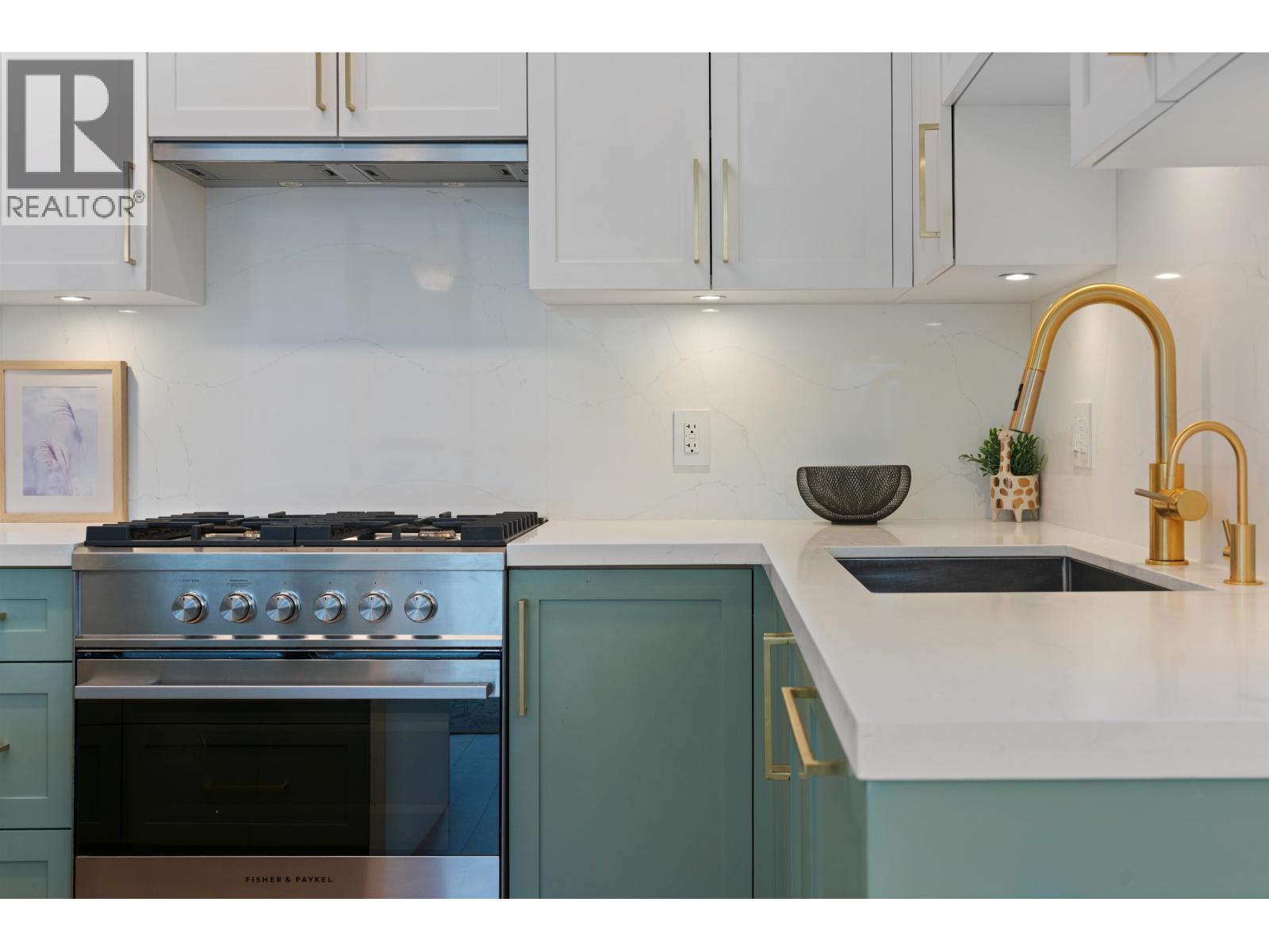2 Bed, 2 Bath House for Sale in Vancouver – 1903 1189 MELVILLE STREET, Vancouver - Image 11