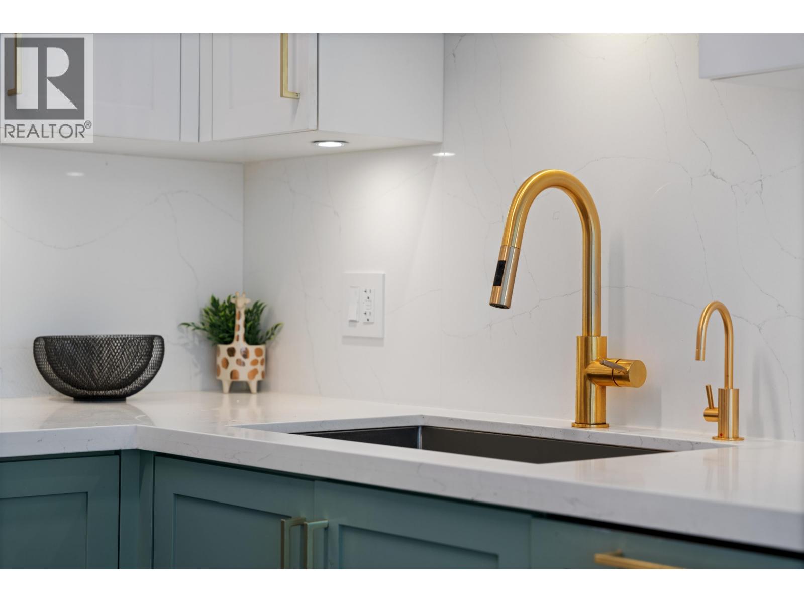 2 Bed, 2 Bath House for Sale in Vancouver – 1903 1189 MELVILLE STREET, Vancouver - Image 12