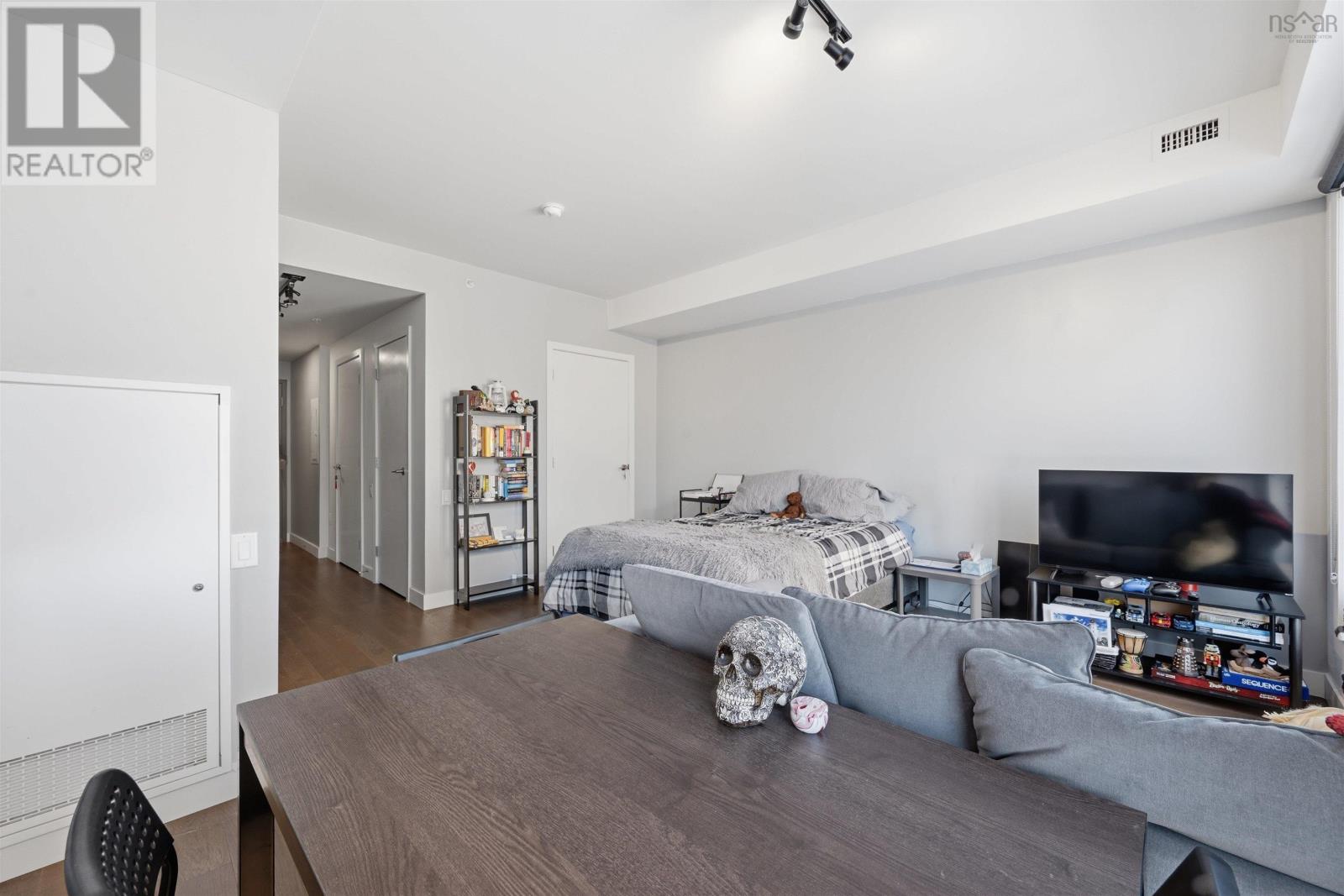 #305 1048 Wellington Street - 16