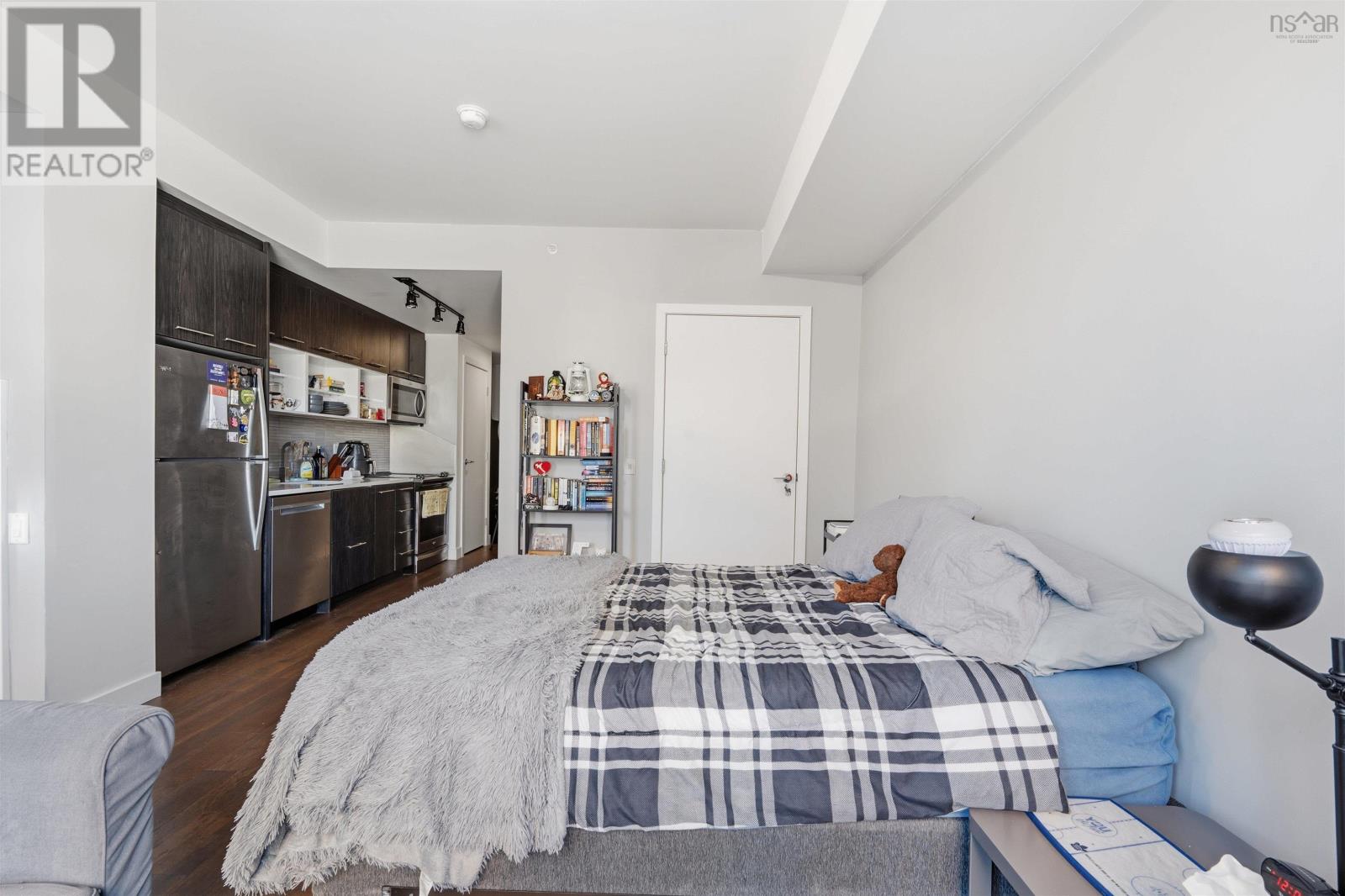 #305 1048 Wellington Street - 19