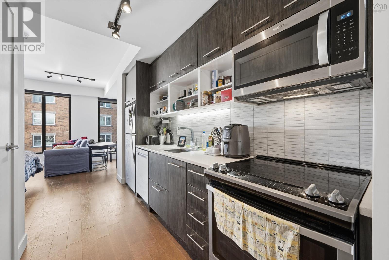#305 1048 Wellington Street - 3