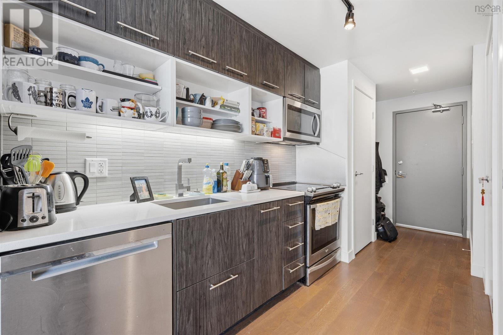 #305 1048 Wellington Street - 5