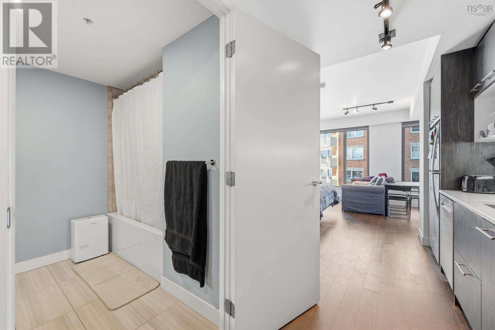 #305 1048 Wellington Street - 8