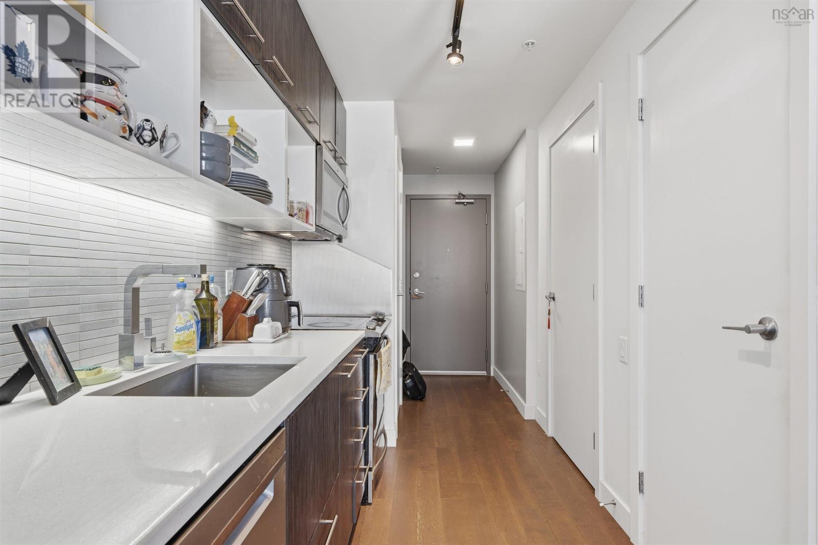 #305 1048 Wellington Street - 9