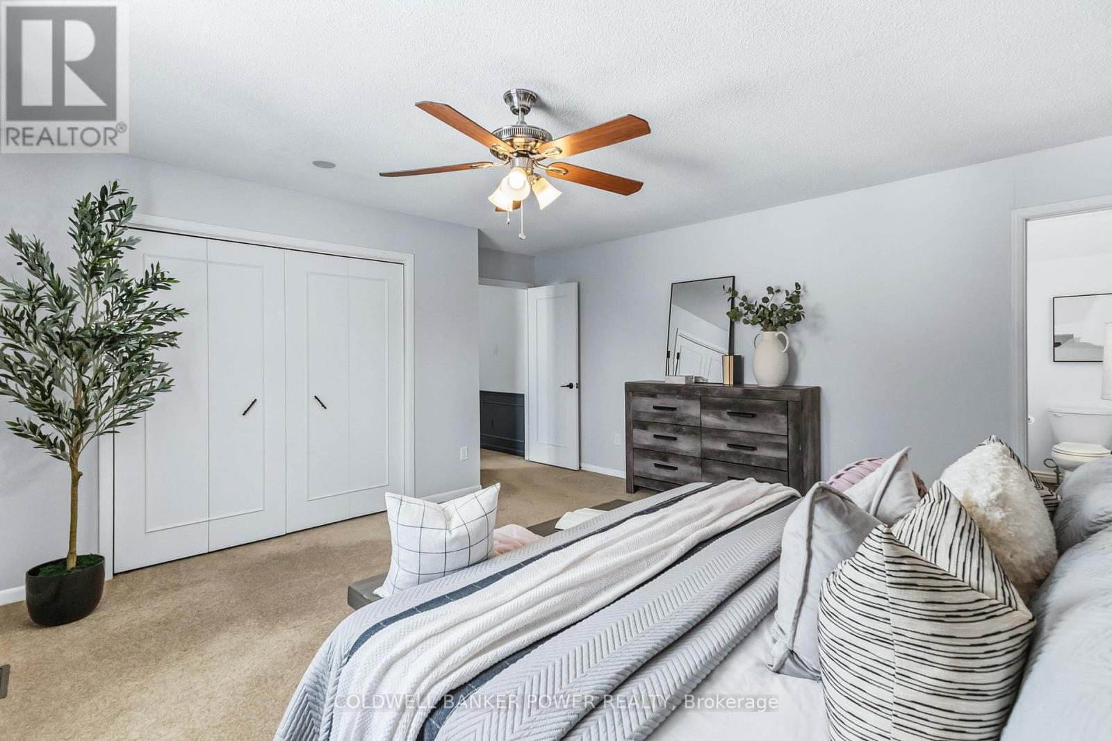 27 FOXCROFT CRESCENT - 27