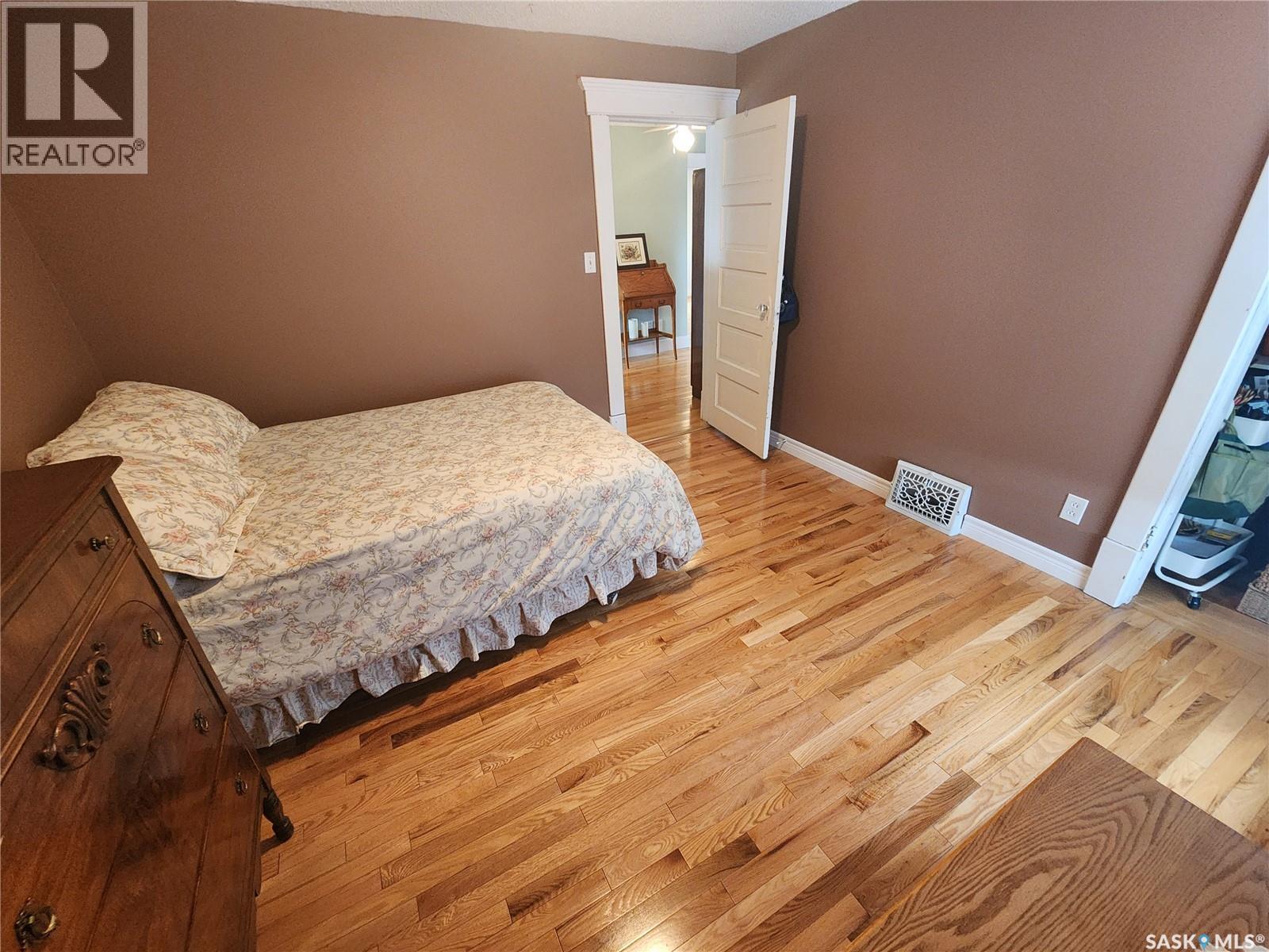 947 Albert STREET — photo 29