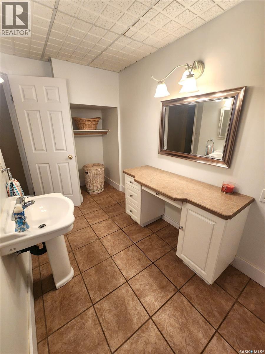 947 Albert STREET — photo 40