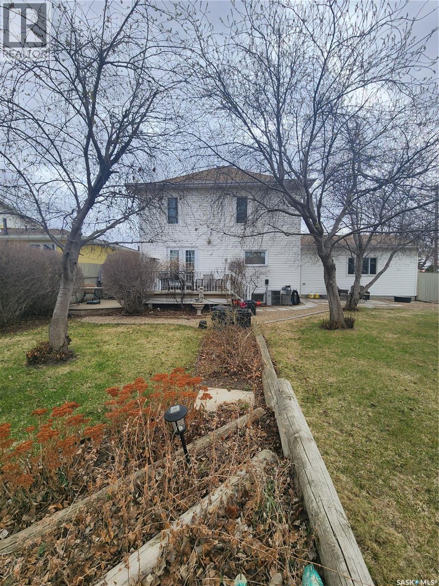 947 Albert STREET — photo 43