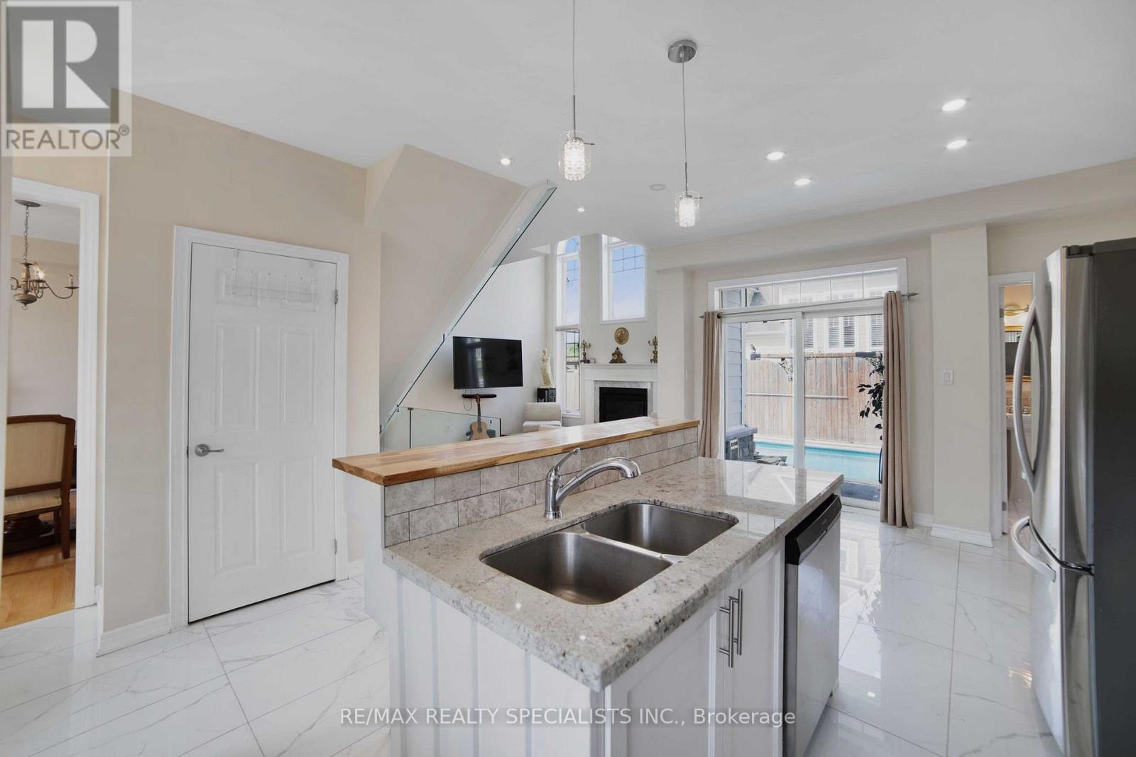 61 RIVERWALK PLACE - 10