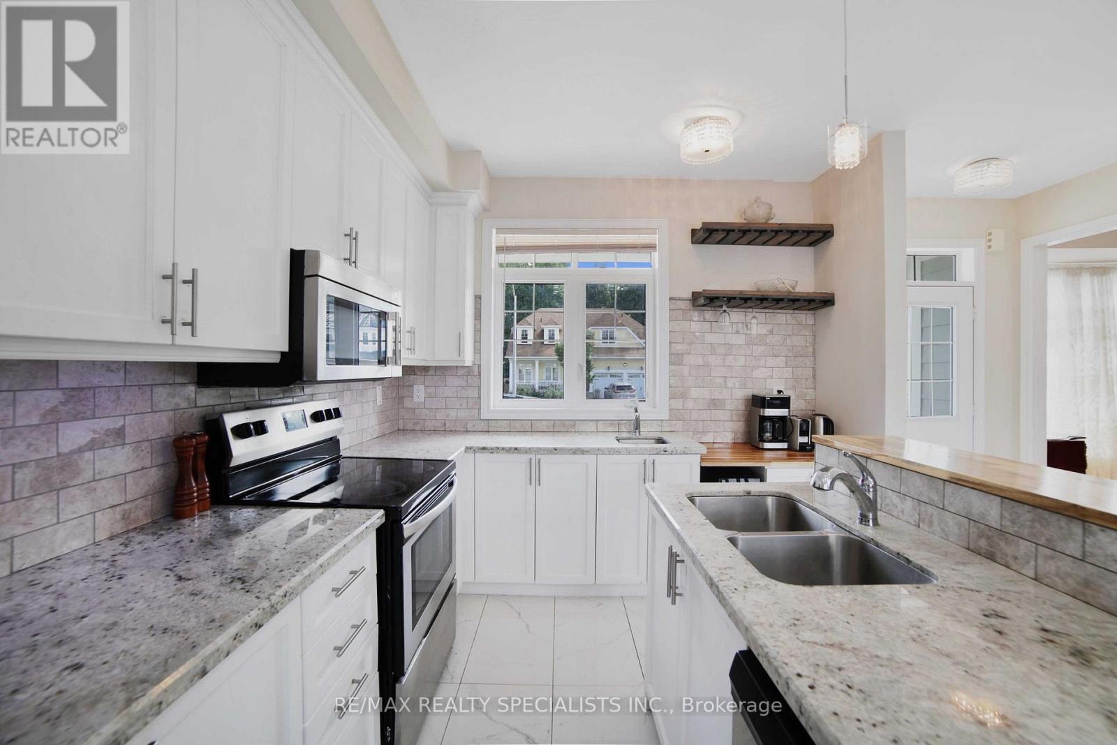 61 RIVERWALK PLACE - 11