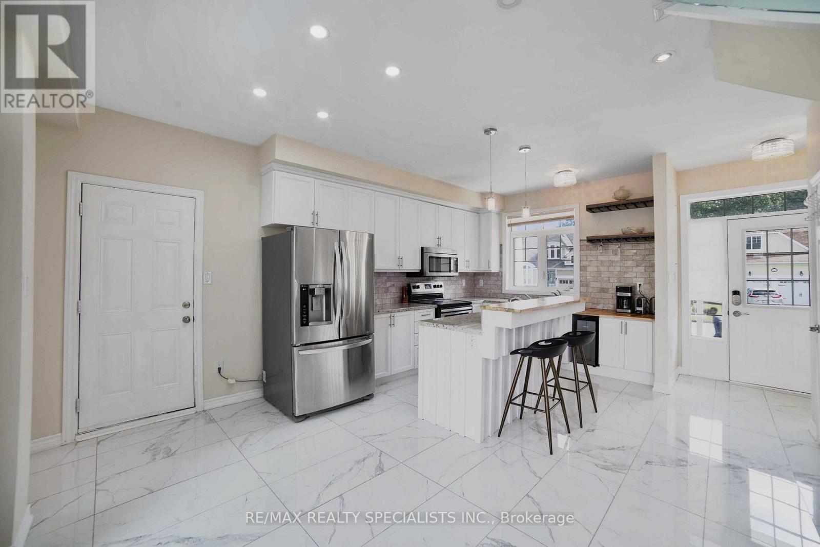 61 RIVERWALK PLACE - 12