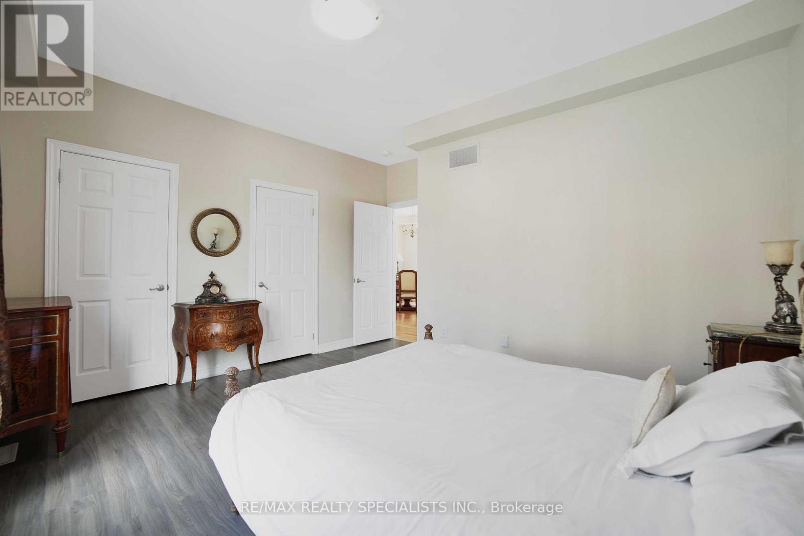 61 RIVERWALK PLACE - 23