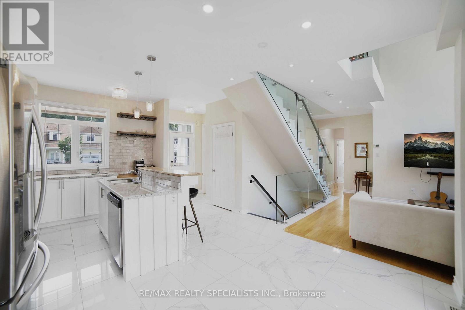 61 RIVERWALK PLACE - 9