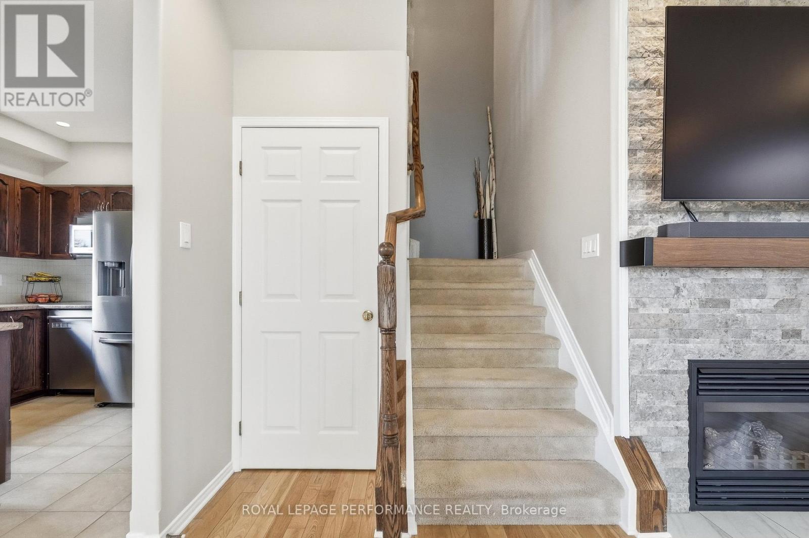 366 JASPER CRESCENT S - 21
