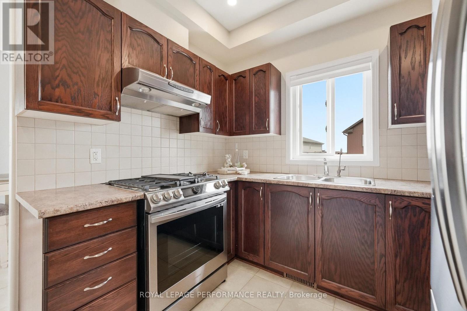 366 JASPER CRESCENT S - 13