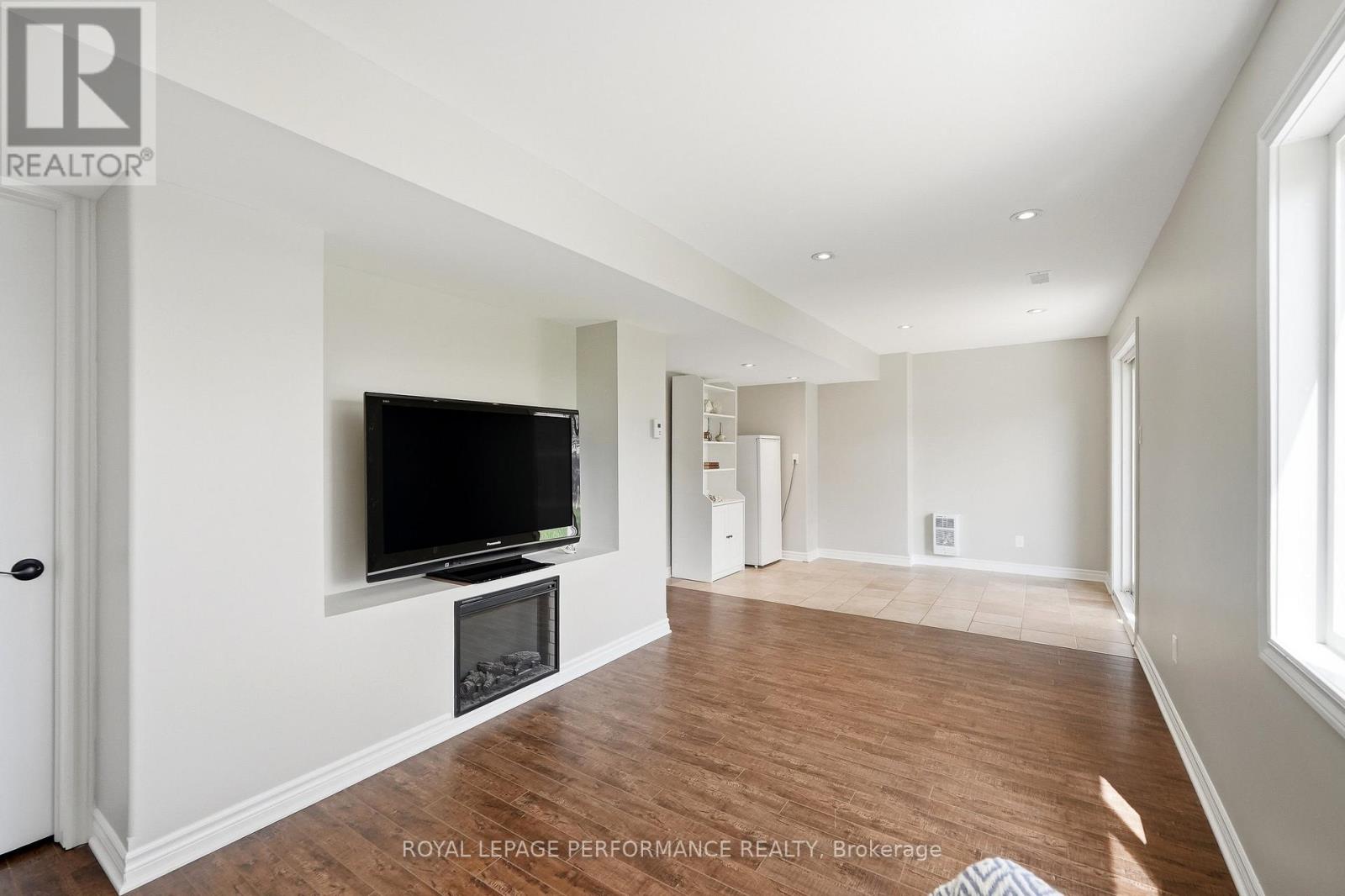366 JASPER CRESCENT S - 37