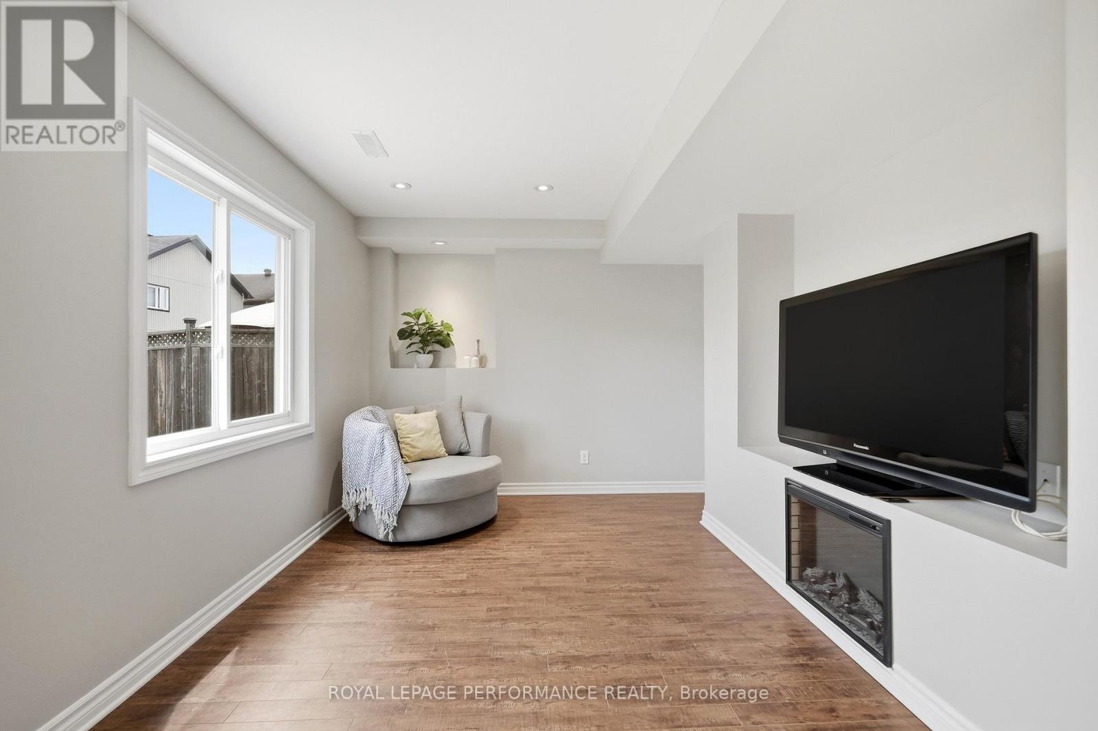 366 JASPER CRESCENT S - 36