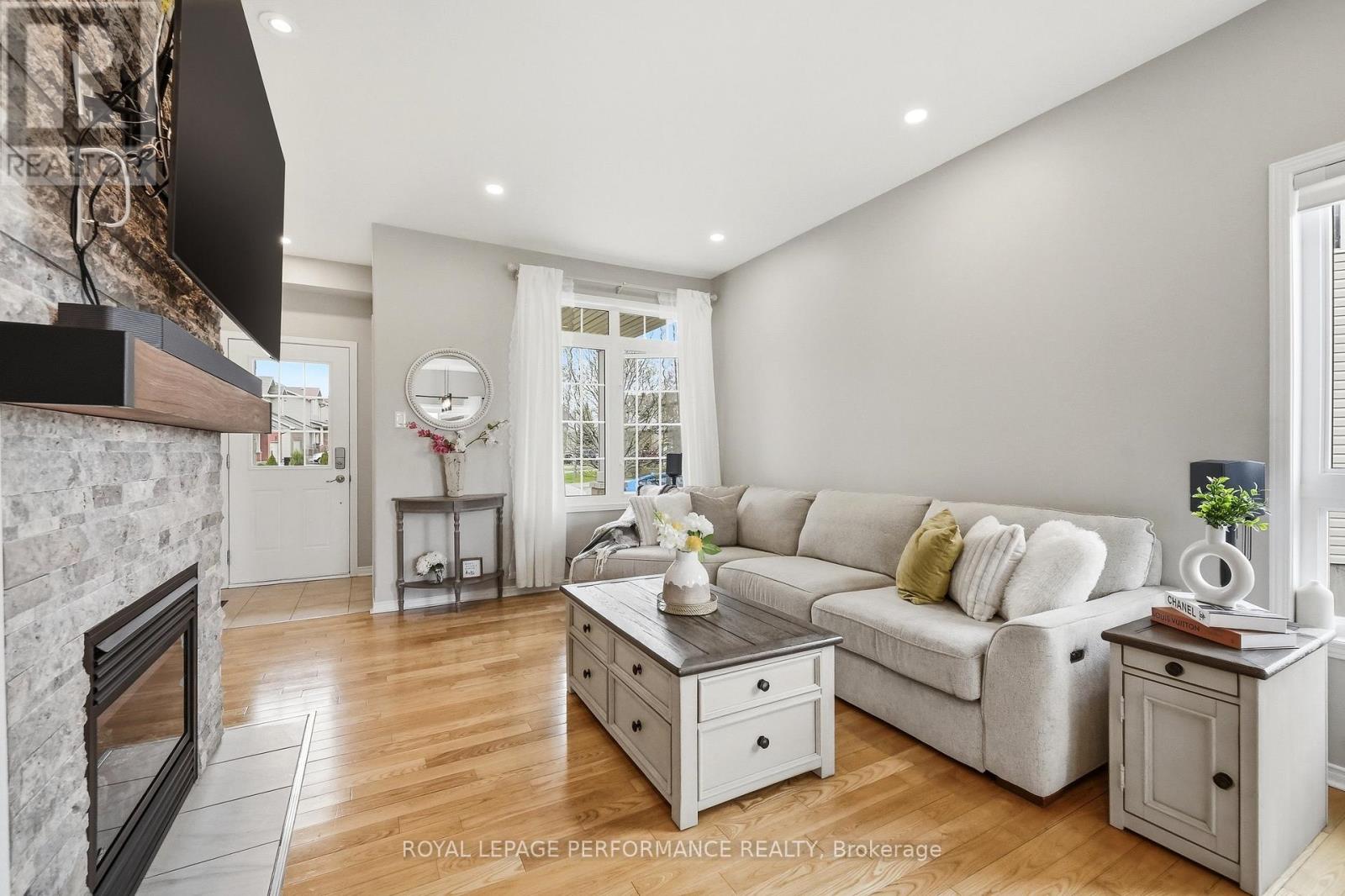 366 JASPER CRESCENT S - 6