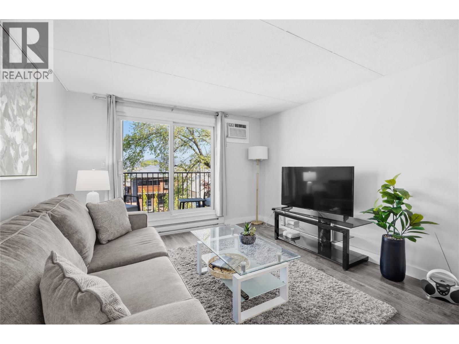 #207 922 DYNES Avenue - 3