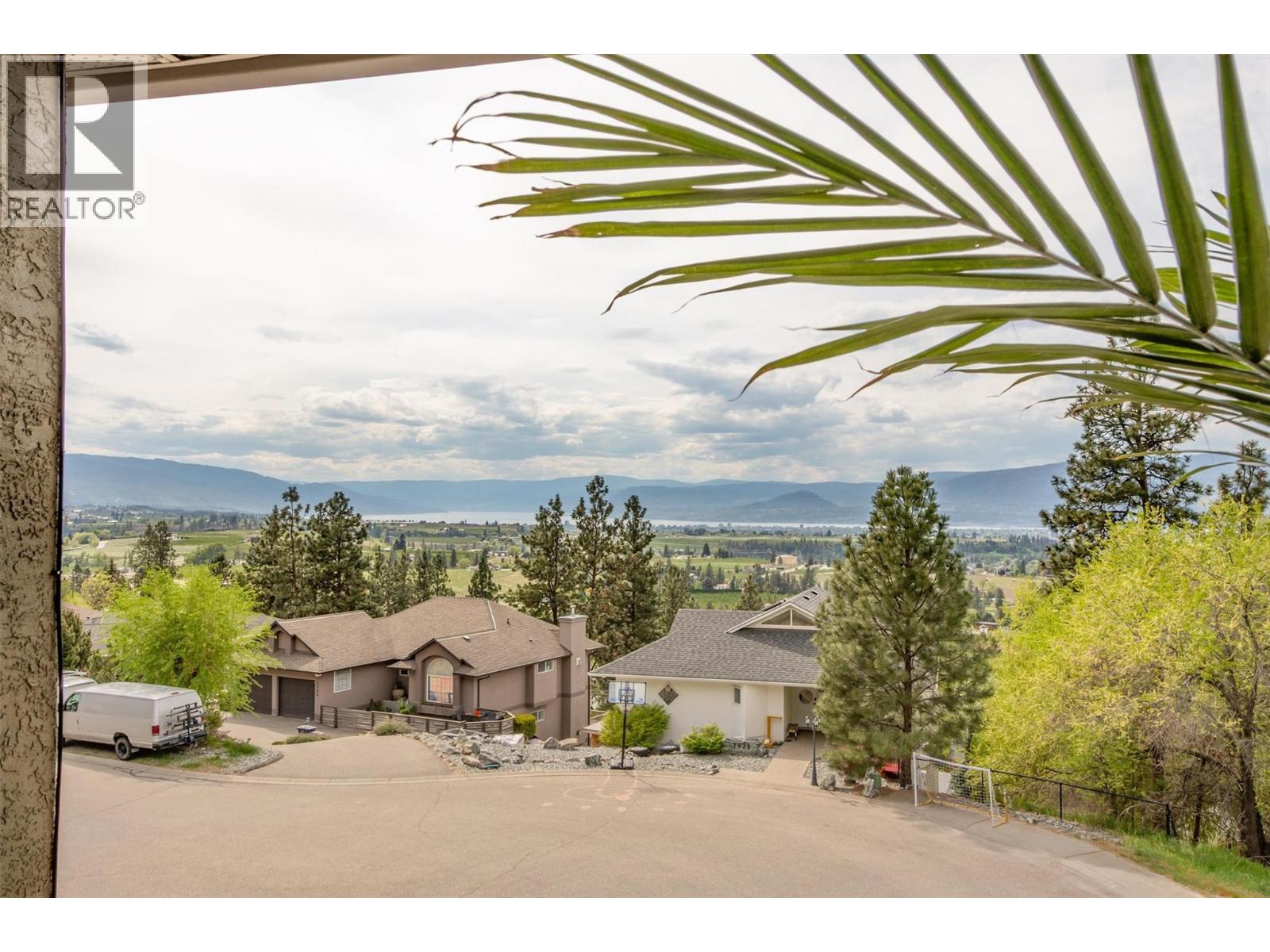1027 James Hockey Place, Kelowna