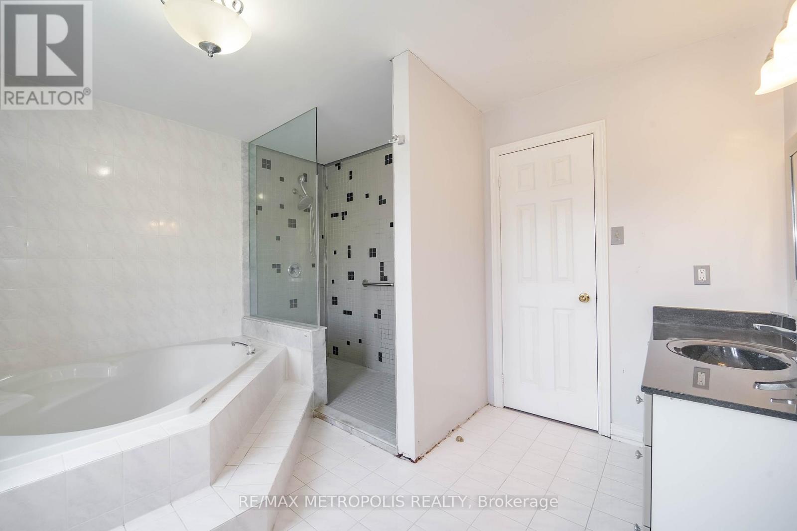 2 SCHOONER COURT - 28