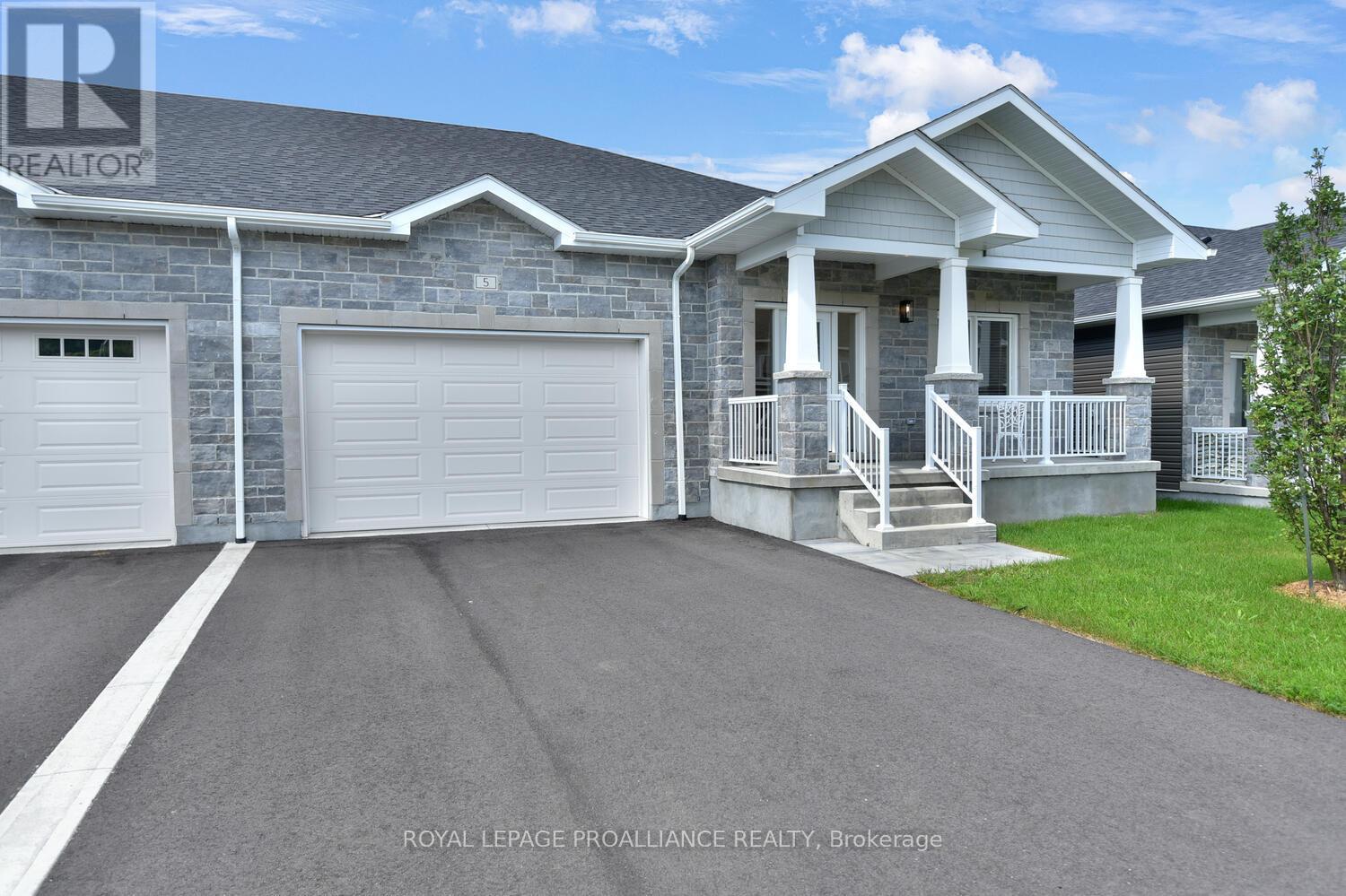 33 DOUGLAS MARSHALL CRESCENT - 1