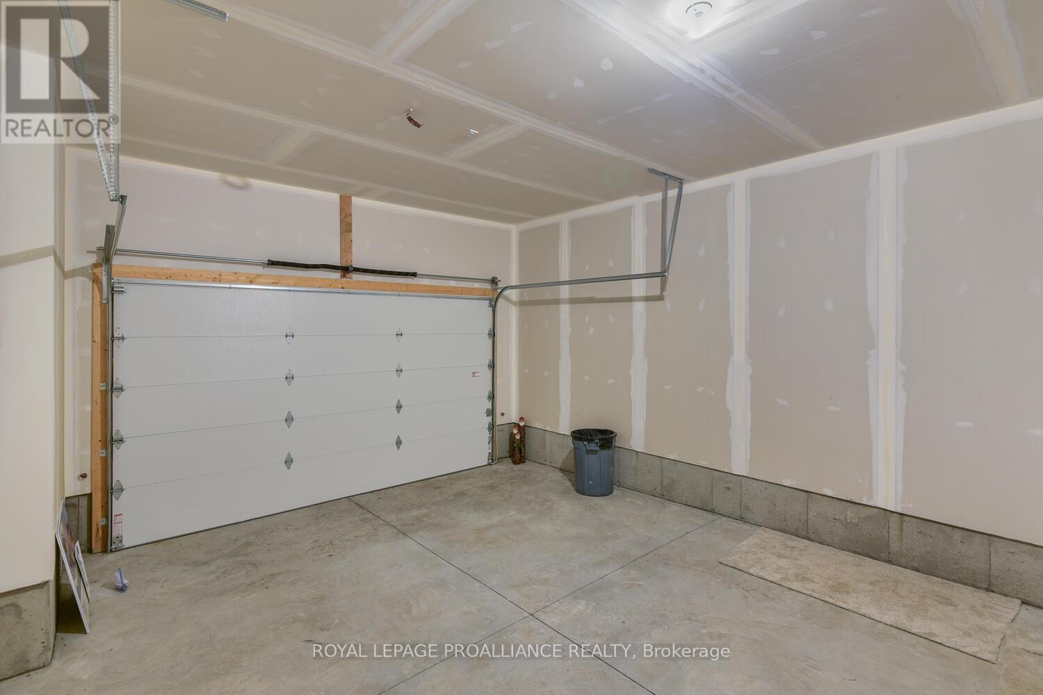 33 DOUGLAS MARSHALL CRESCENT - 17