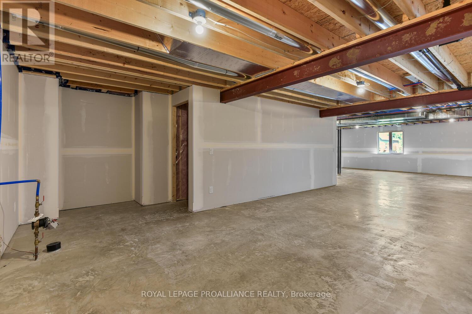 33 DOUGLAS MARSHALL CRESCENT - 24