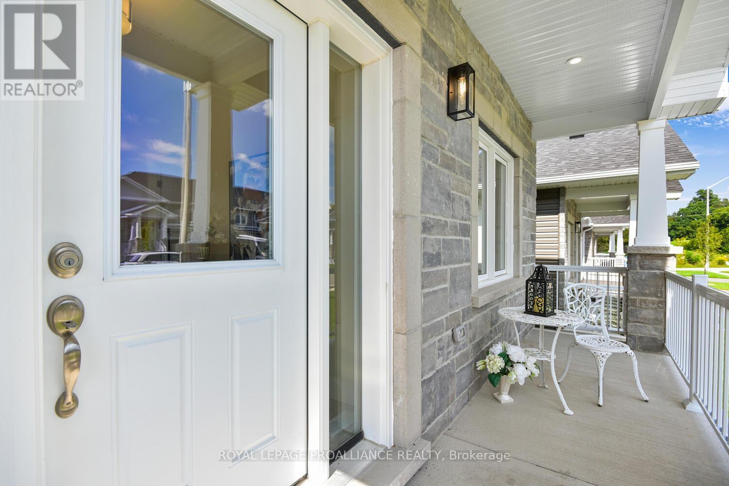 33 DOUGLAS MARSHALL CRESCENT - 5