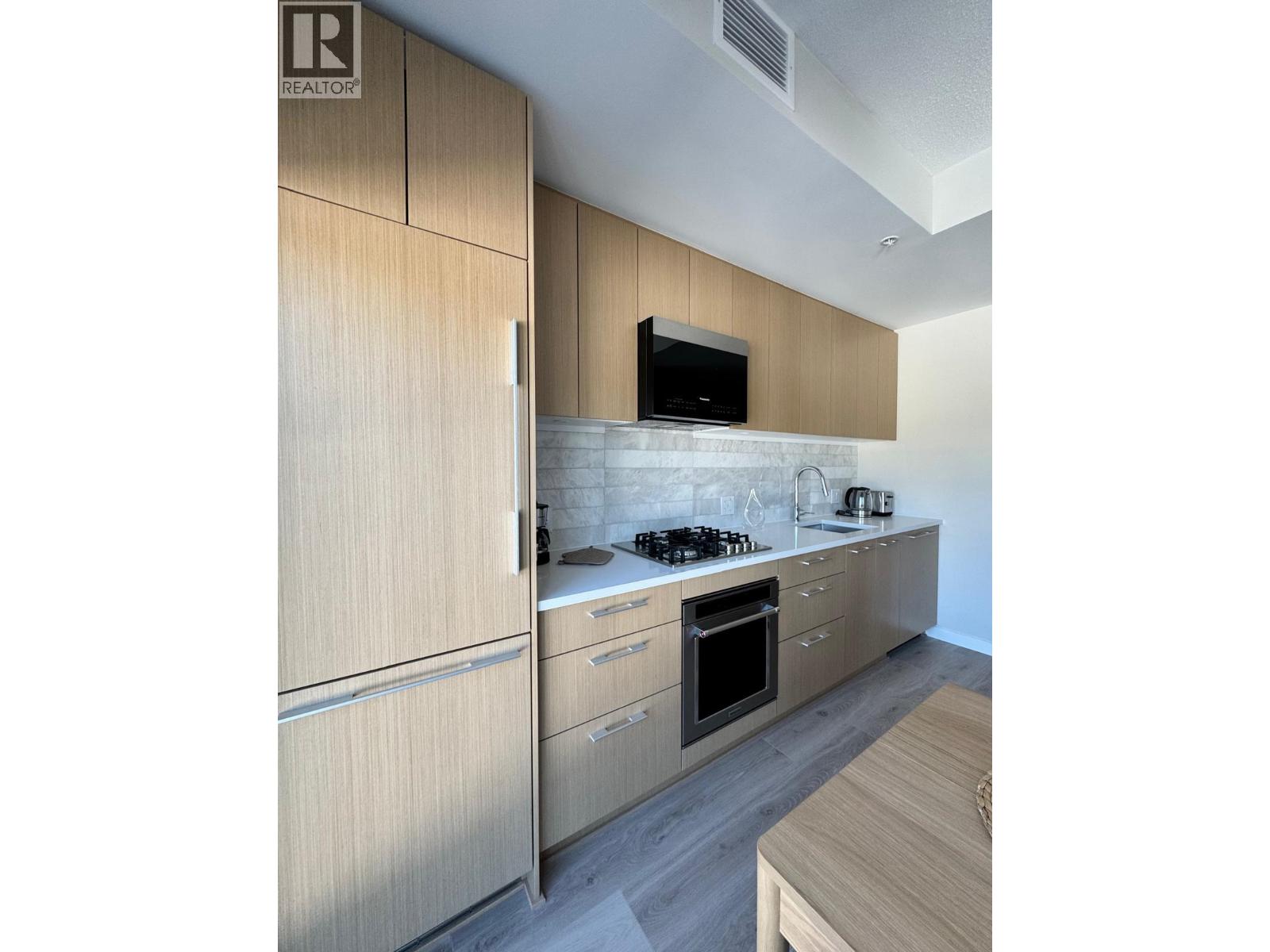 410 110 E 17TH STREET, North Vancouver