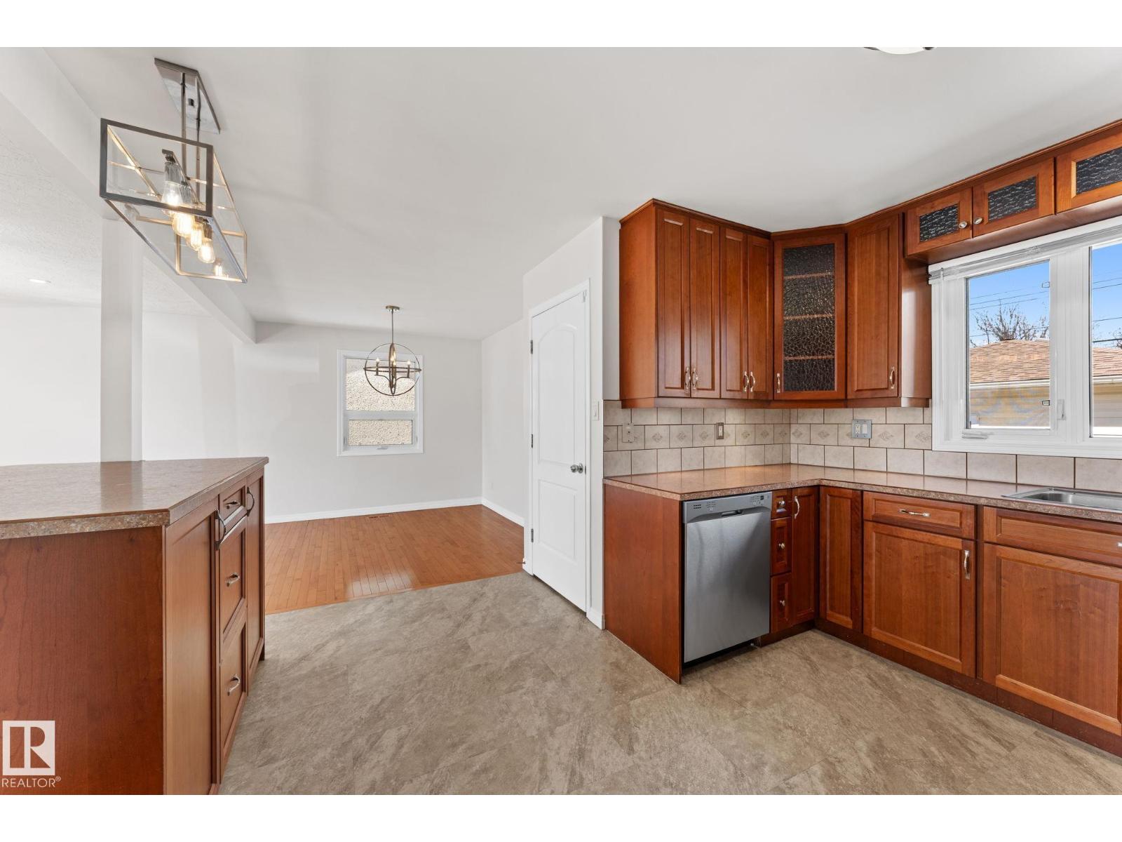 8804 135 AV NW, Edmonton