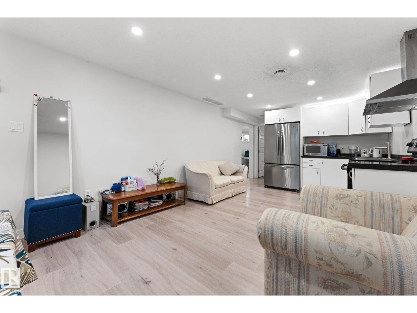 8804 135 AV NW, Edmonton