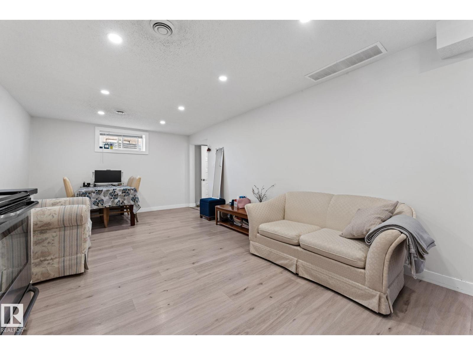 8804 135 AV NW, Edmonton