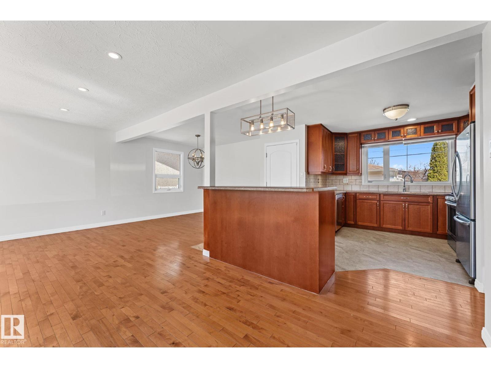 8804 135 AV NW, Edmonton