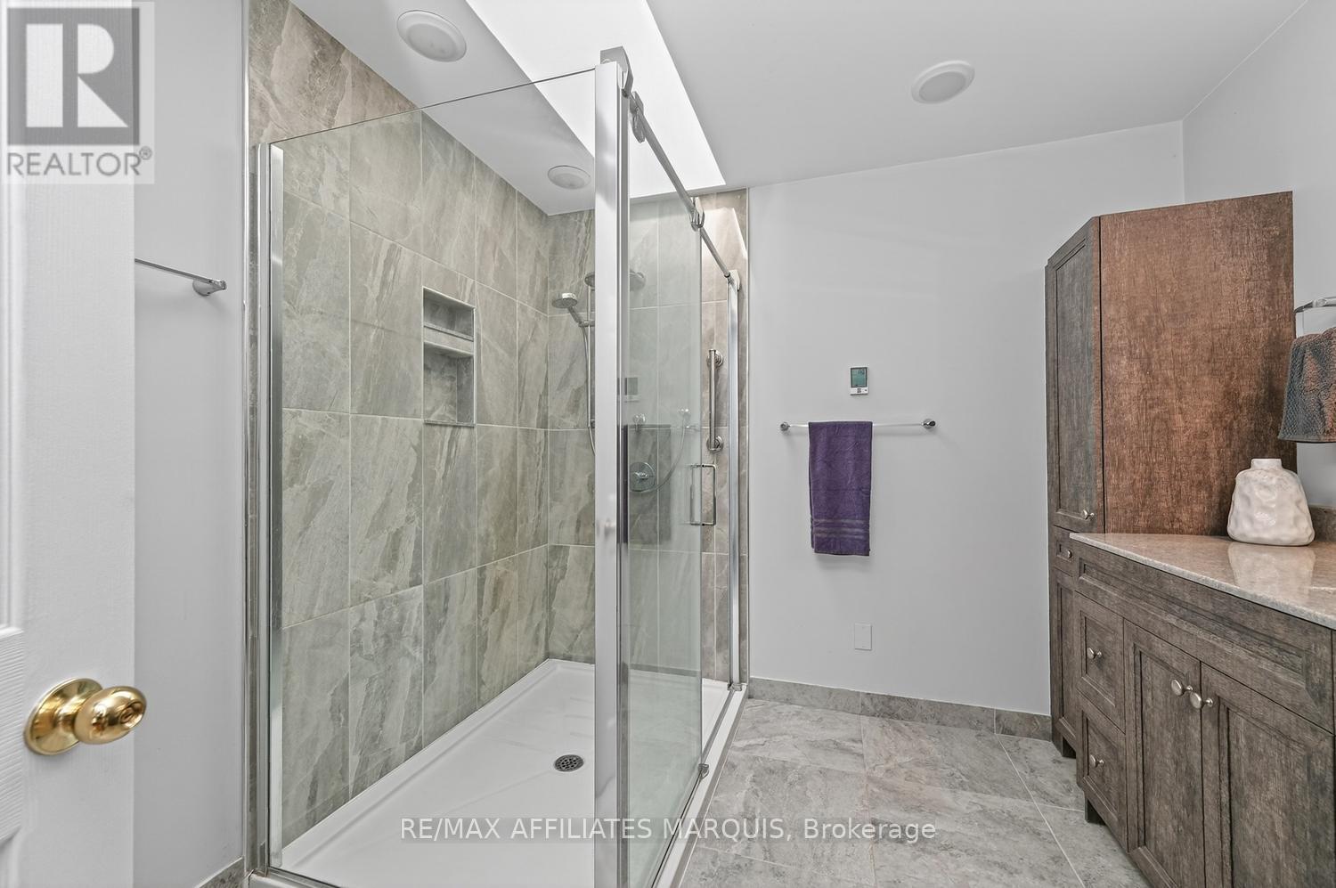 8 TUDOR CIRCLE - 23