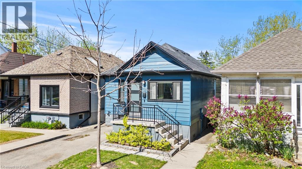 33 HUXLEY Avenue N - 2