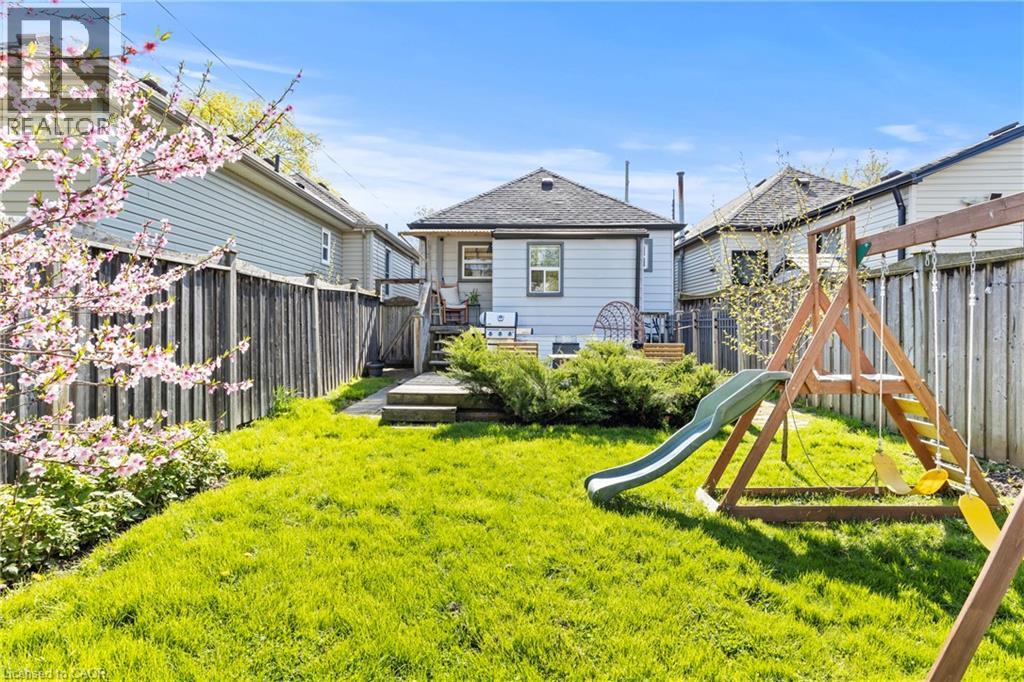 33 HUXLEY Avenue N - 22