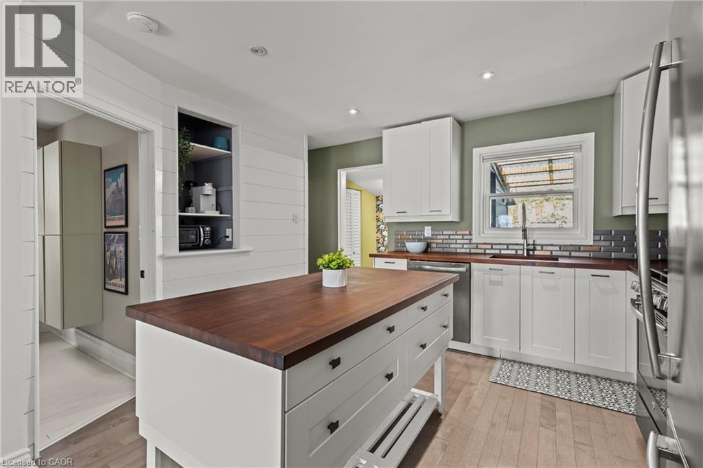 33 HUXLEY Avenue N - 12