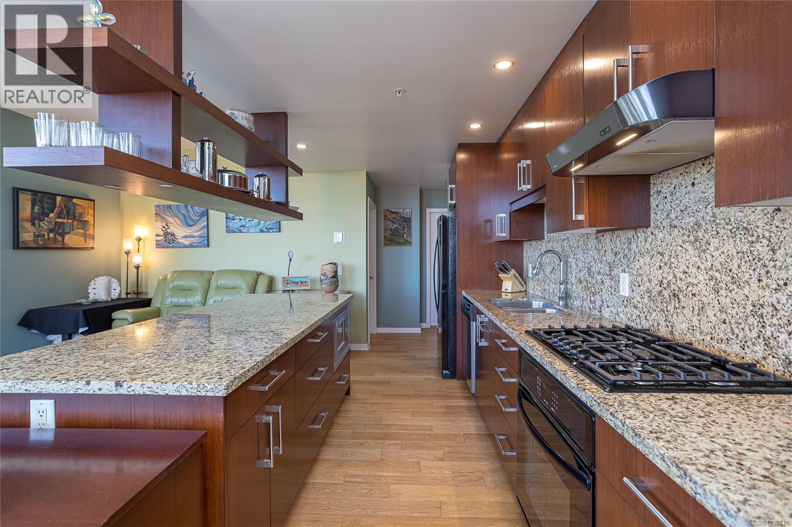 #203 379 Tyee Rd - Image 2