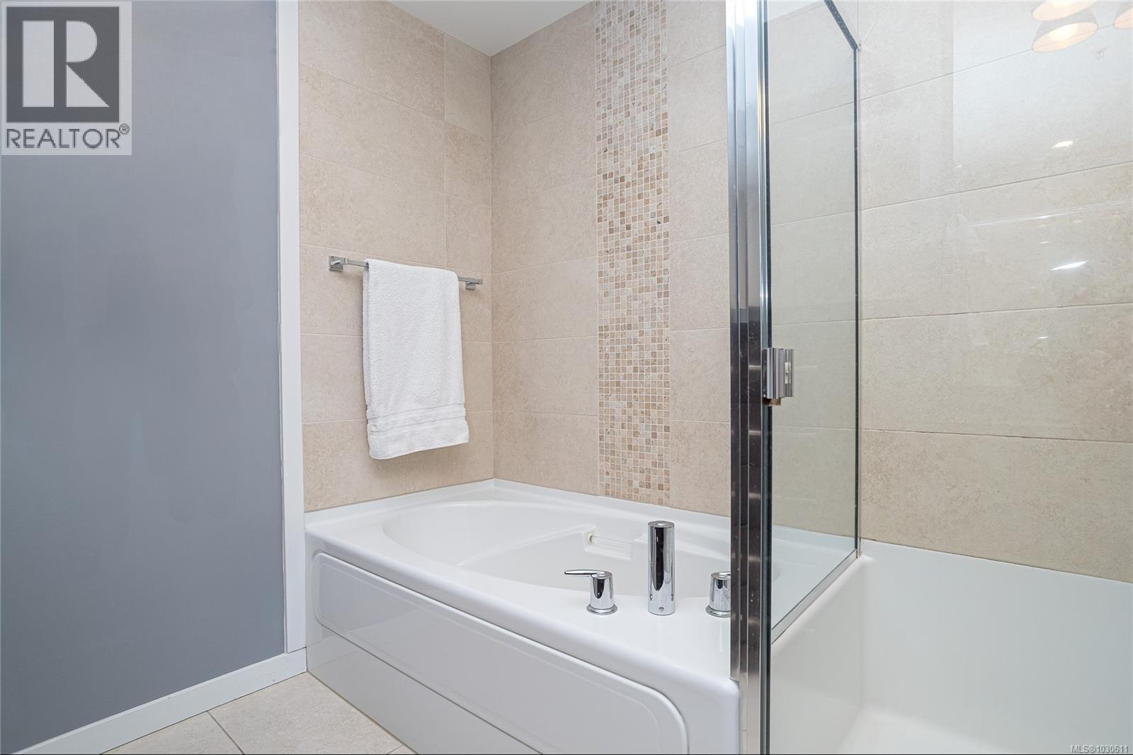 #203 379 Tyee Rd - 26