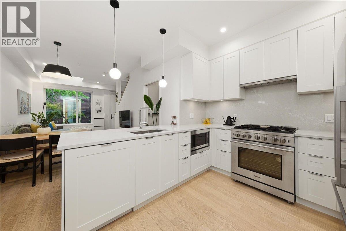 1047 VICTORIA DRIVE — photo 2