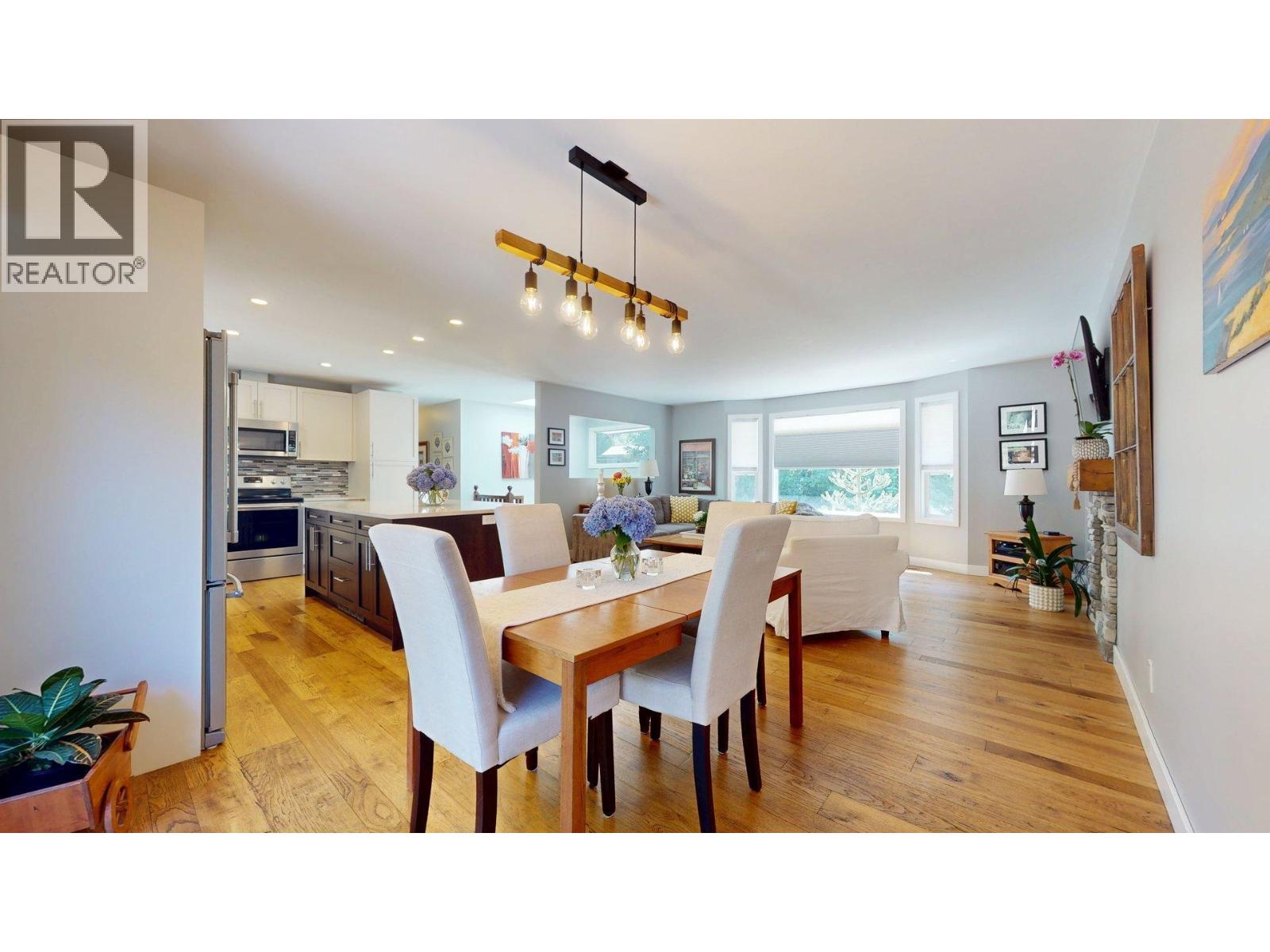 5 Bed, 3 Bath House for Sale in Squamish – 38549 WESTWAY AVENUE, Squamish - Image 3