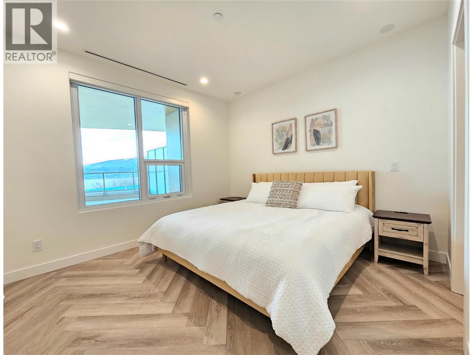 #514 3340 Lakeshore Drive - 4