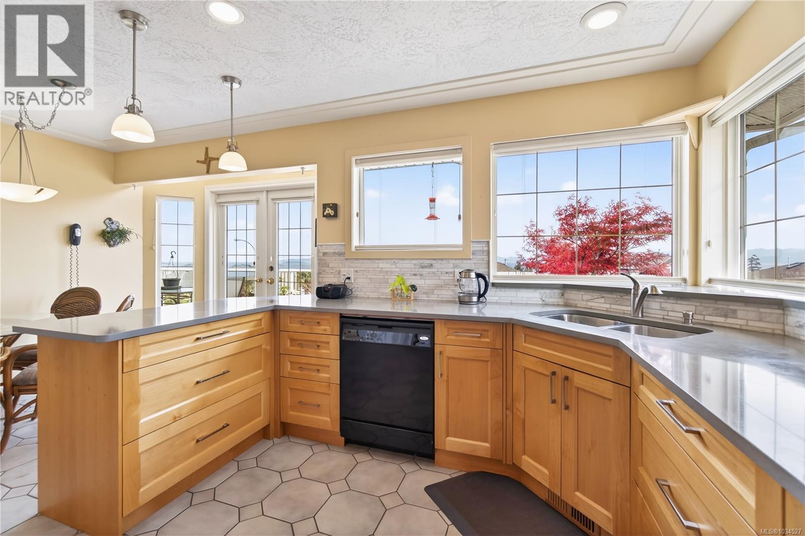 6379 Groveland Dr - 40
