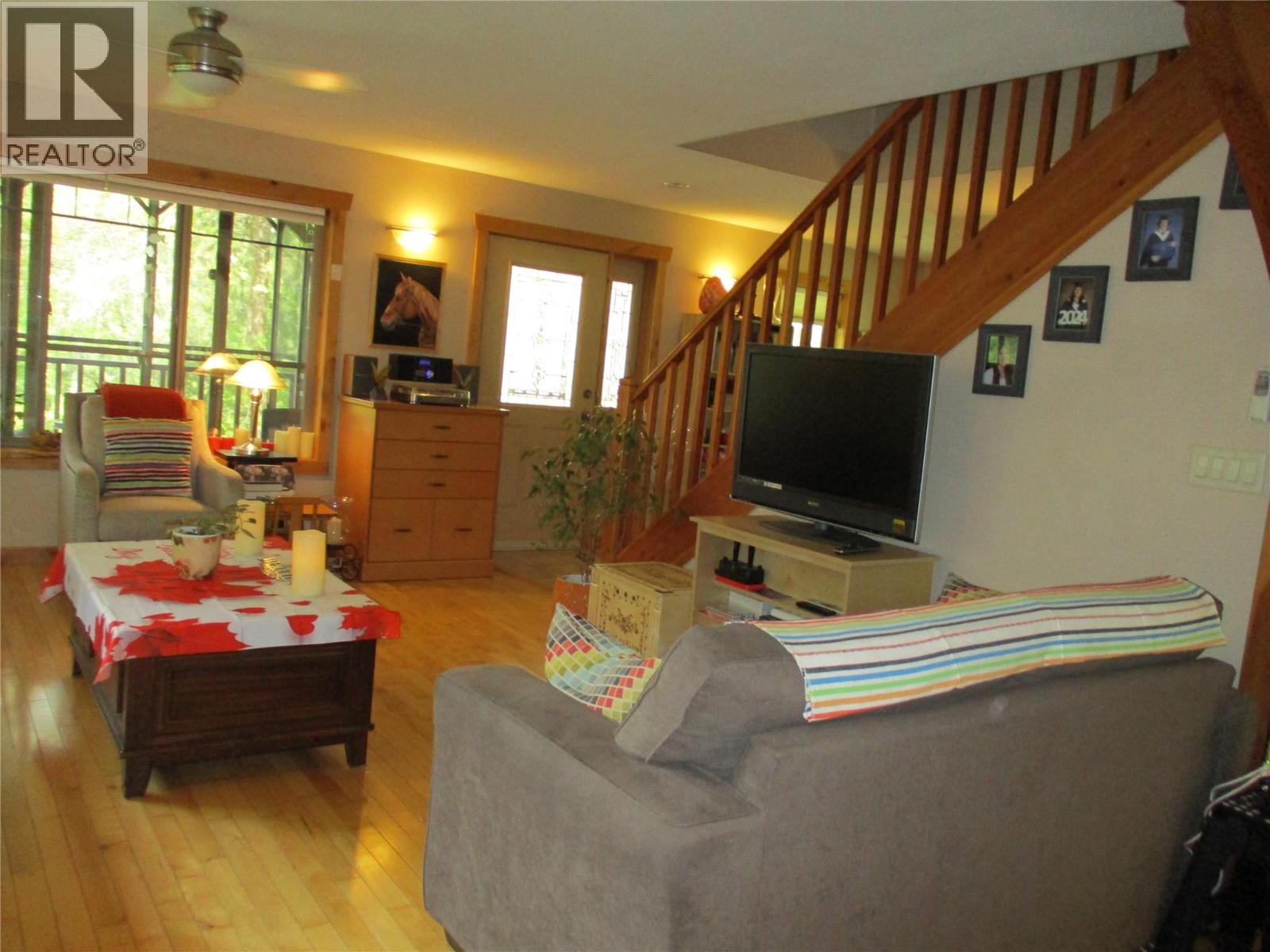 863 Gardom Lake Road - 10