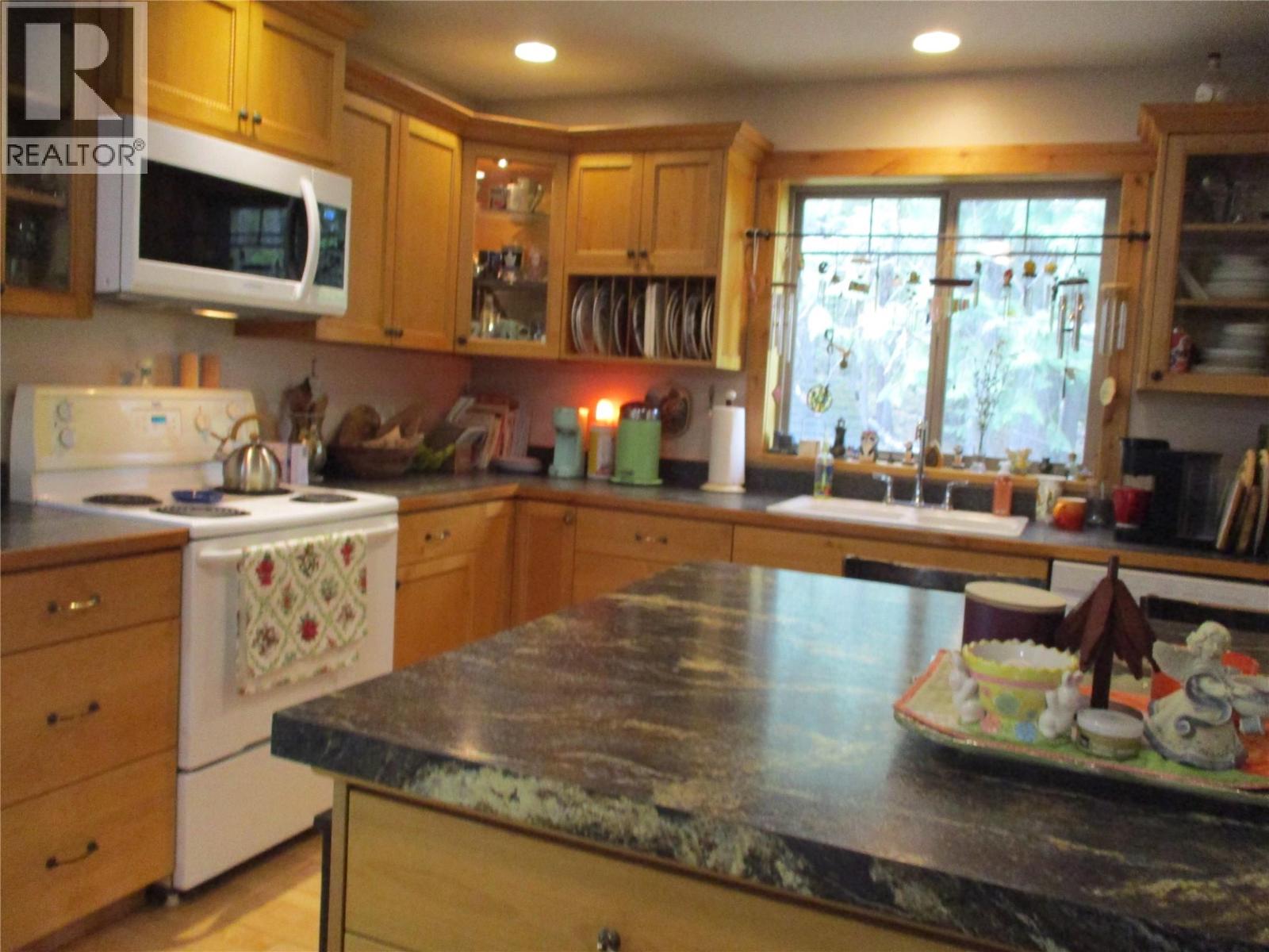 863 Gardom Lake Road - 13