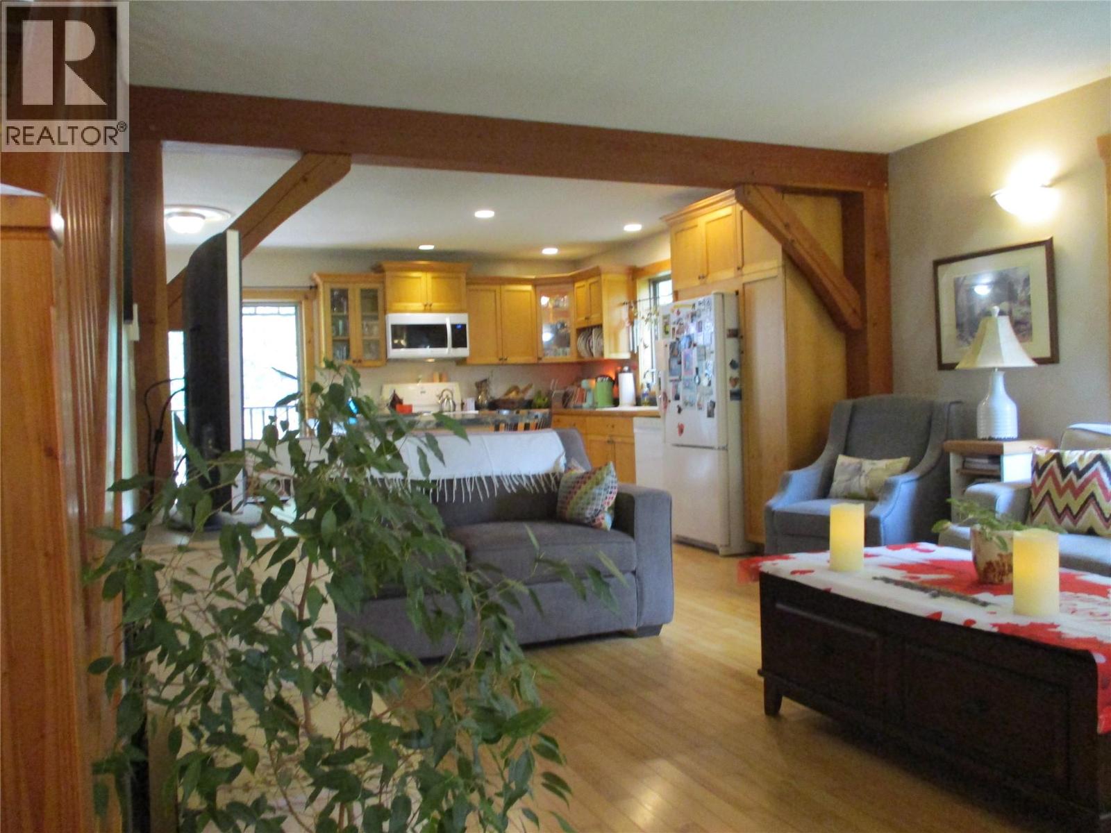 863 Gardom Lake Road - 19