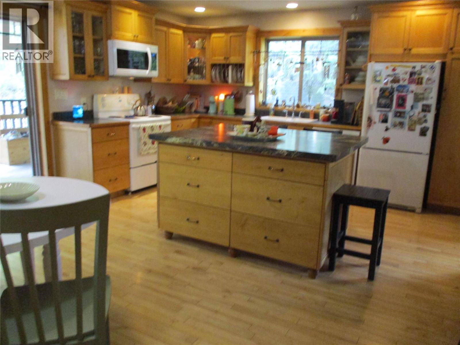 863 Gardom Lake Road - 20